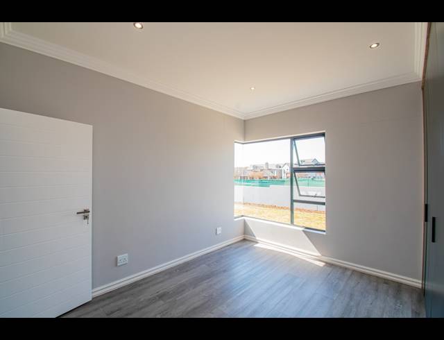 4 BEDROOM GATED ESTATE FOR SALE IN WATERLAKE FARM LIFESTYLE ESTATE